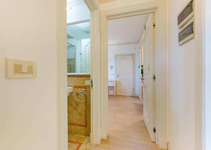 Alberto Flat - In Front Of The & 20 Min To Venice